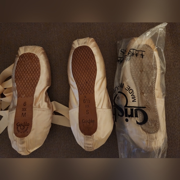 Grishko Elite 2 pair and 1 pair Grishko 2007s - Picture 2 of 2